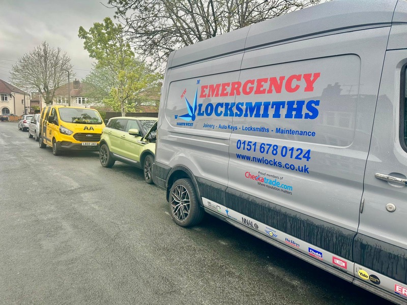 NW Locks van alongside the AA on a residential callout